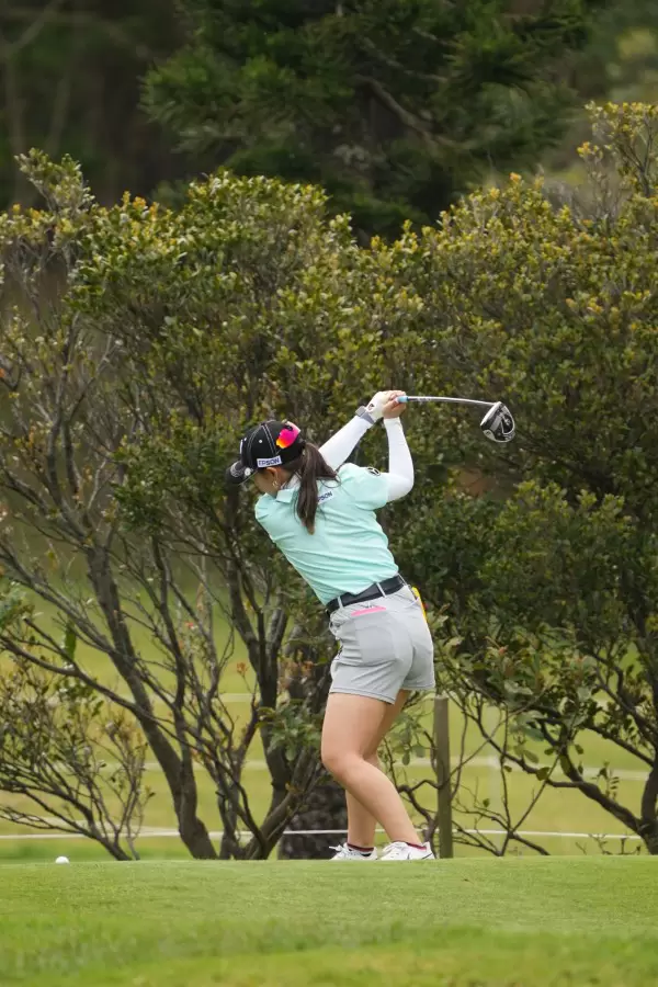 吉田優利のドライバースイング（斜め前方）連続写真【2022年ダイキンオーキッドレディスゴルフトーナメント】