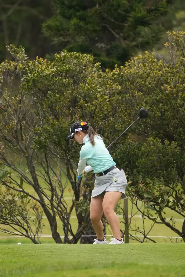 吉田優利のドライバースイング（斜め前方）連続写真【2022年ダイキンオーキッドレディスゴルフトーナメント】