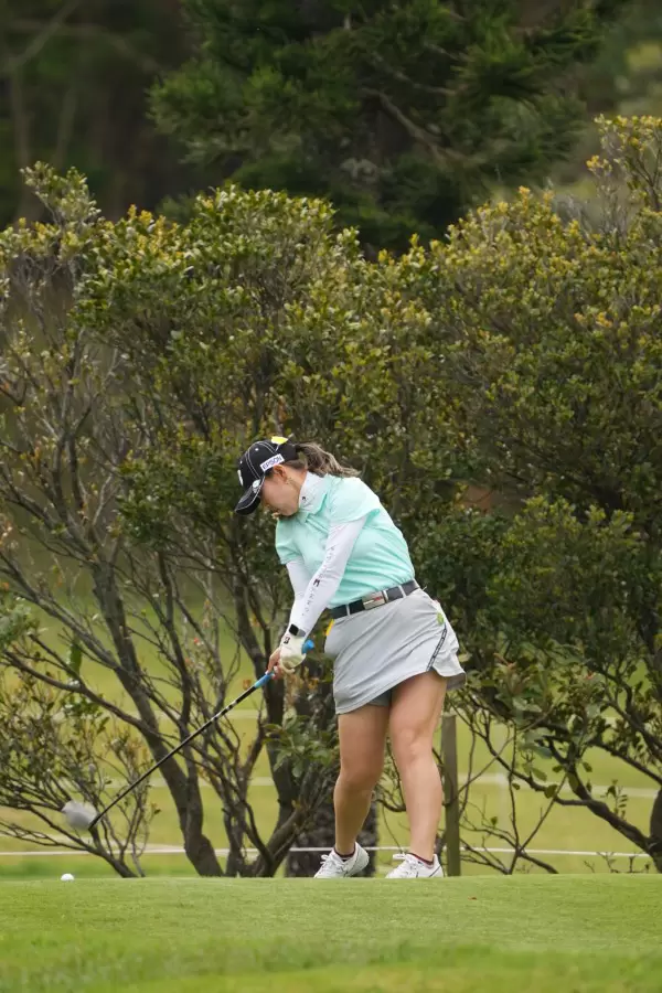 吉田優利のドライバースイング（斜め前方）連続写真【2022年ダイキンオーキッドレディスゴルフトーナメント】