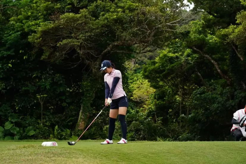 堀琴音のドライバースイング（斜め前方）連続写真【2022年ダイキンオーキッドレディスゴルフトーナメント】