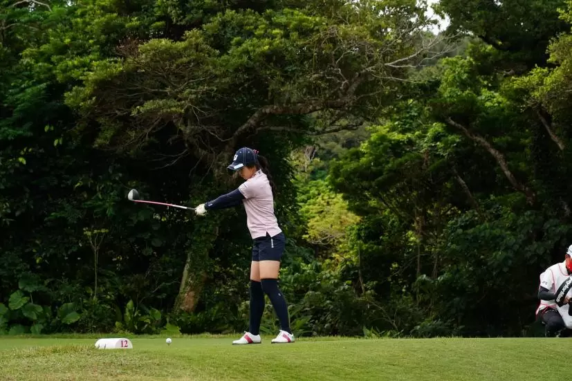 堀琴音のドライバースイング（斜め前方）連続写真【2022年ダイキンオーキッドレディスゴルフトーナメント】