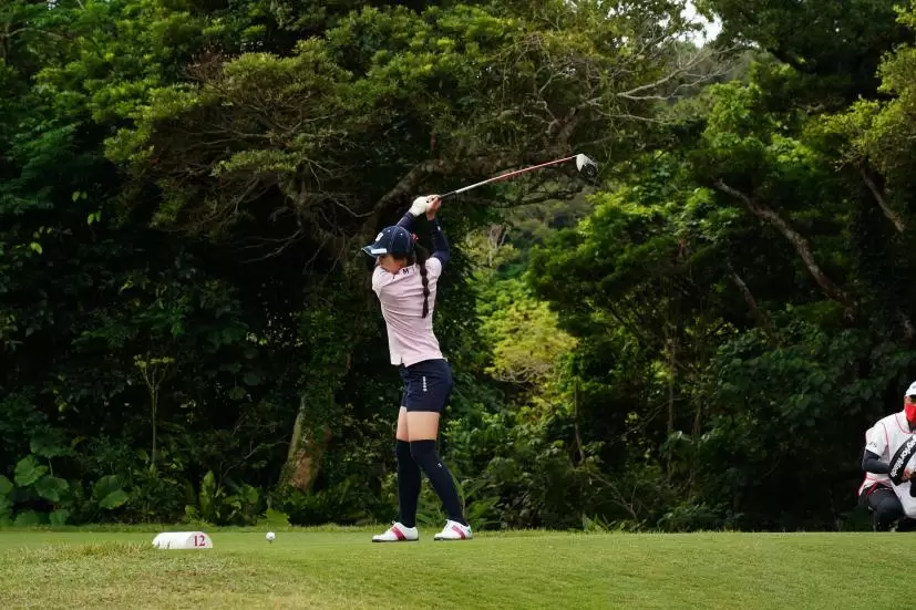 堀琴音のドライバースイング（斜め前方）連続写真【2022年ダイキンオーキッドレディスゴルフトーナメント】