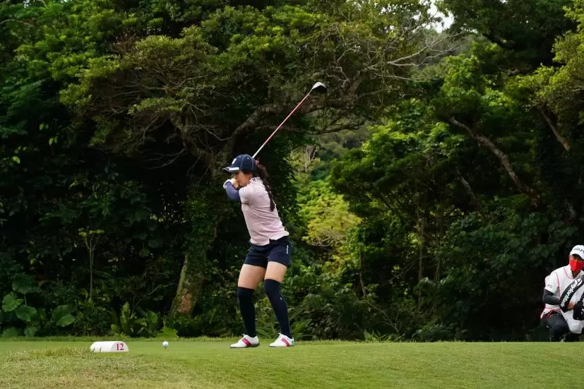 堀琴音のドライバースイング（斜め前方）連続写真【2022年ダイキンオーキッドレディスゴルフトーナメント】
