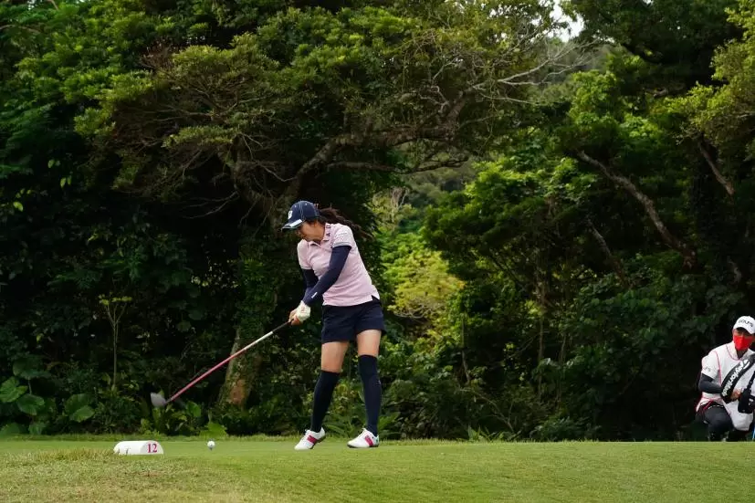 堀琴音のドライバースイング（斜め前方）連続写真【2022年ダイキンオーキッドレディスゴルフトーナメント】