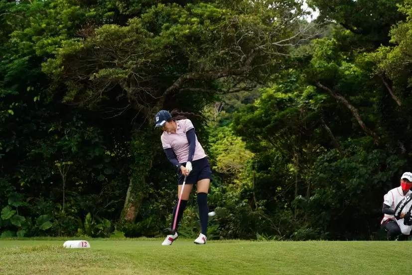 堀琴音のドライバースイング（斜め前方）連続写真【2022年ダイキンオーキッドレディスゴルフトーナメント】