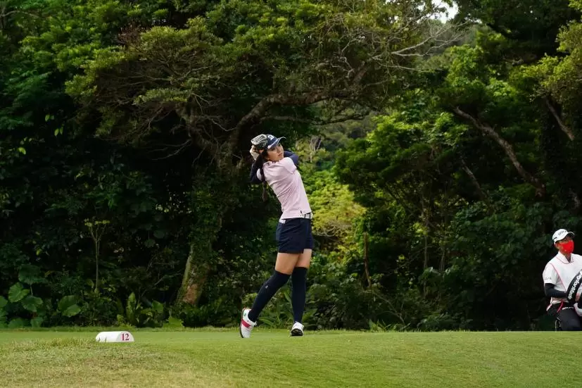 堀琴音のドライバースイング（斜め前方）連続写真【2022年ダイキンオーキッドレディスゴルフトーナメント】