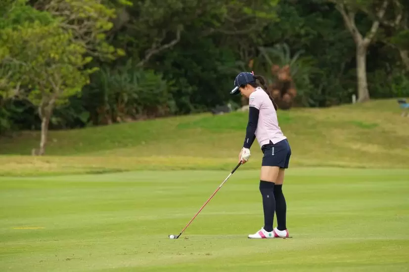 堀琴音のフェアウェイウッドスイング（斜め前方）連続写真【2022年ダイキンオーキッドレディスゴルフトーナメント】