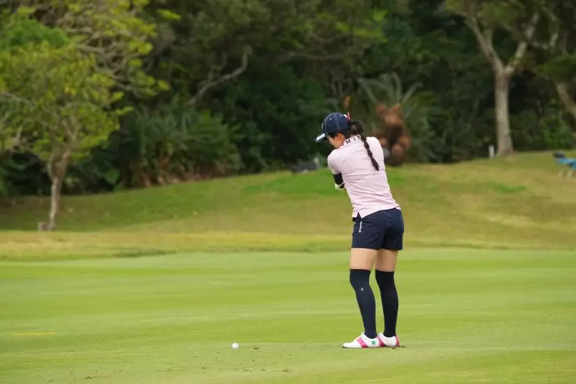 堀琴音のフェアウェイウッドスイング（斜め前方）連続写真【2022年ダイキンオーキッドレディスゴルフトーナメント】