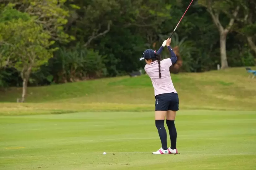 堀琴音のフェアウェイウッドスイング（斜め前方）連続写真【2022年ダイキンオーキッドレディスゴルフトーナメント】
