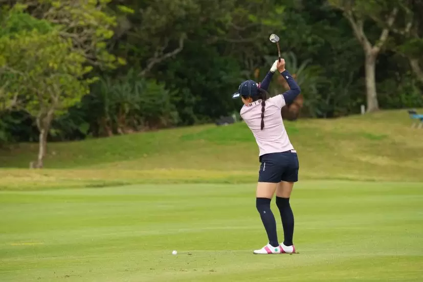 堀琴音のフェアウェイウッドスイング（斜め前方）連続写真【2022年ダイキンオーキッドレディスゴルフトーナメント】