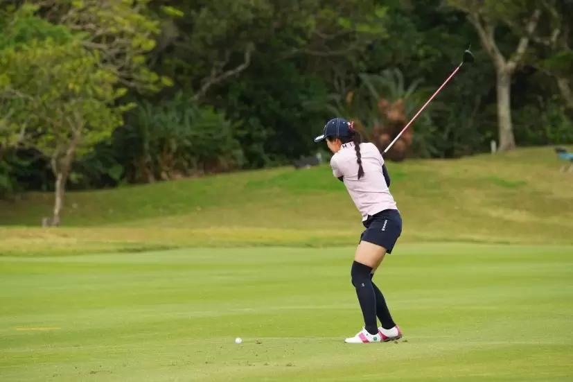 堀琴音のフェアウェイウッドスイング（斜め前方）連続写真【2022年ダイキンオーキッドレディスゴルフトーナメント】