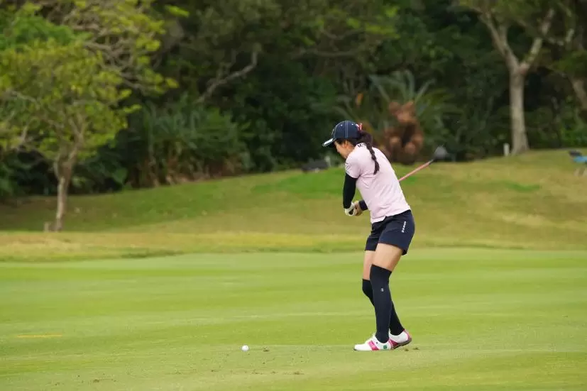 堀琴音のフェアウェイウッドスイング（斜め前方）連続写真【2022年ダイキンオーキッドレディスゴルフトーナメント】