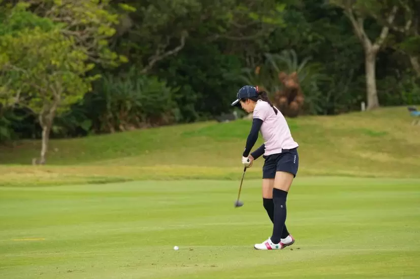 堀琴音のフェアウェイウッドスイング（斜め前方）連続写真【2022年ダイキンオーキッドレディスゴルフトーナメント】
