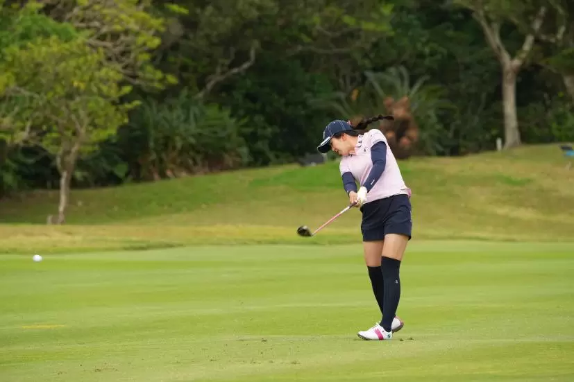 堀琴音のフェアウェイウッドスイング（斜め前方）連続写真【2022年ダイキンオーキッドレディスゴルフトーナメント】