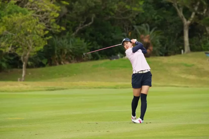 堀琴音のフェアウェイウッドスイング（斜め前方）連続写真【2022年ダイキンオーキッドレディスゴルフトーナメント】