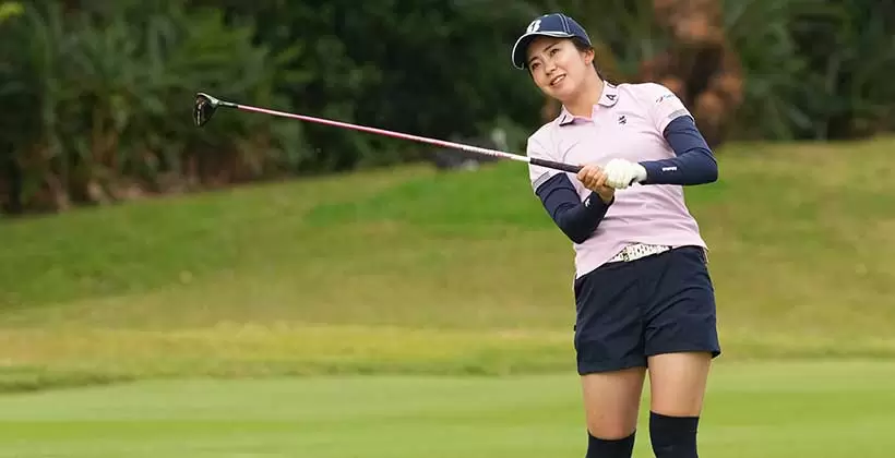 堀琴音のフェアウェイウッドスイング(斜め前方)連続写真【2022年ダイキンオーキッドレディスゴルフトーナメント】