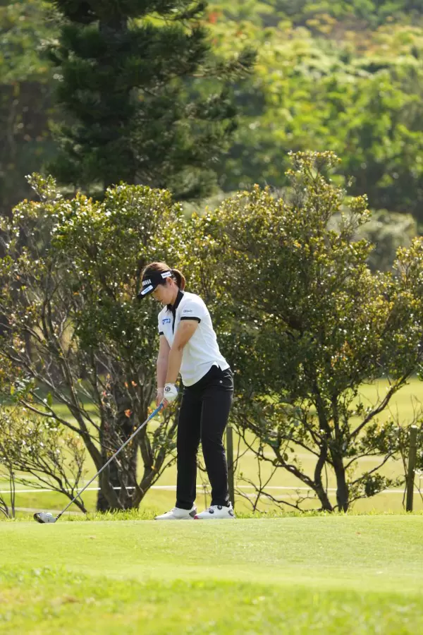 植竹希望のドライバースイング（斜め前方）連続写真【2022年ダイキンオーキッドレディスゴルフトーナメント】