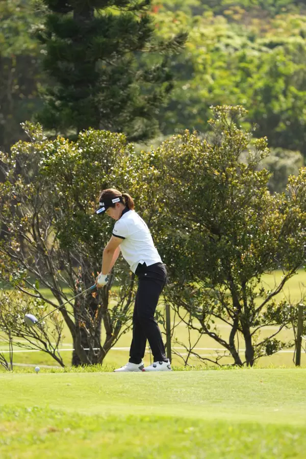 植竹希望のドライバースイング（斜め前方）連続写真【2022年ダイキンオーキッドレディスゴルフトーナメント】