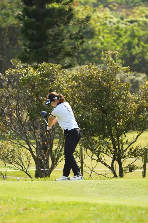 植竹希望のドライバースイング（斜め前方）連続写真【2022年ダイキンオーキッドレディスゴルフトーナメント】