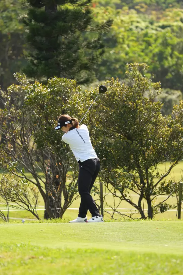 植竹希望のドライバースイング（斜め前方）連続写真【2022年ダイキンオーキッドレディスゴルフトーナメント】