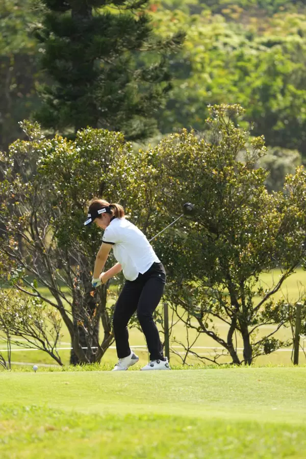 植竹希望のドライバースイング（斜め前方）連続写真【2022年ダイキンオーキッドレディスゴルフトーナメント】