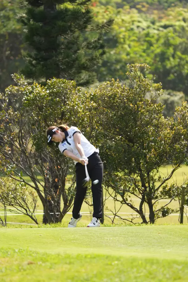 植竹希望のドライバースイング（斜め前方）連続写真【2022年ダイキンオーキッドレディスゴルフトーナメント】