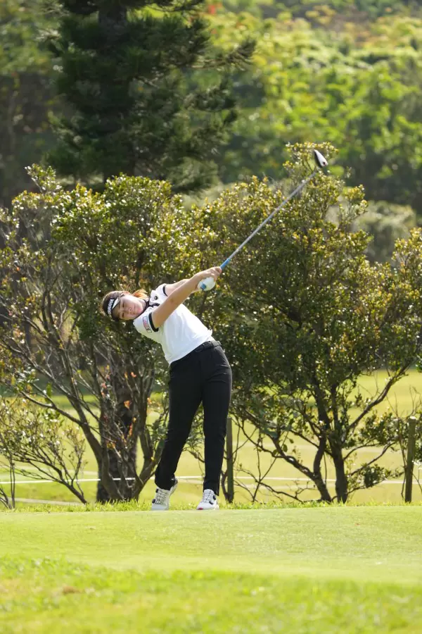 植竹希望のドライバースイング（斜め前方）連続写真【2022年ダイキンオーキッドレディスゴルフトーナメント】