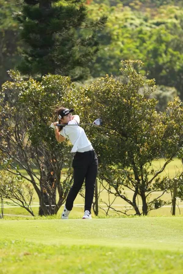 植竹希望のドライバースイング（斜め前方）連続写真【2022年ダイキンオーキッドレディスゴルフトーナメント】