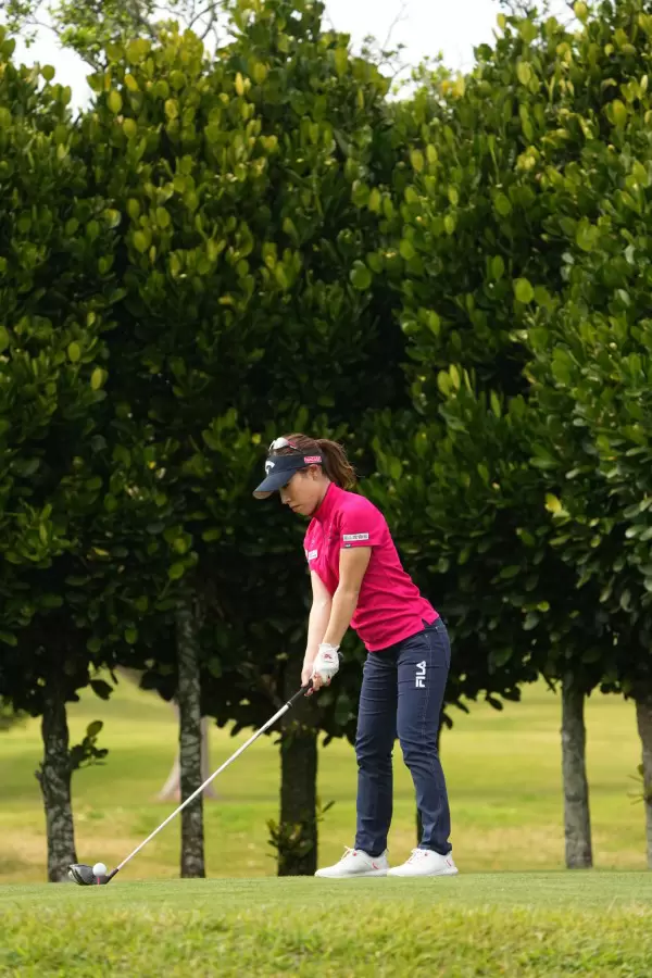 木村彩子のドライバースイング（斜め前方）連続写真【2022年ダイキンオーキッドレディスゴルフトーナメント】