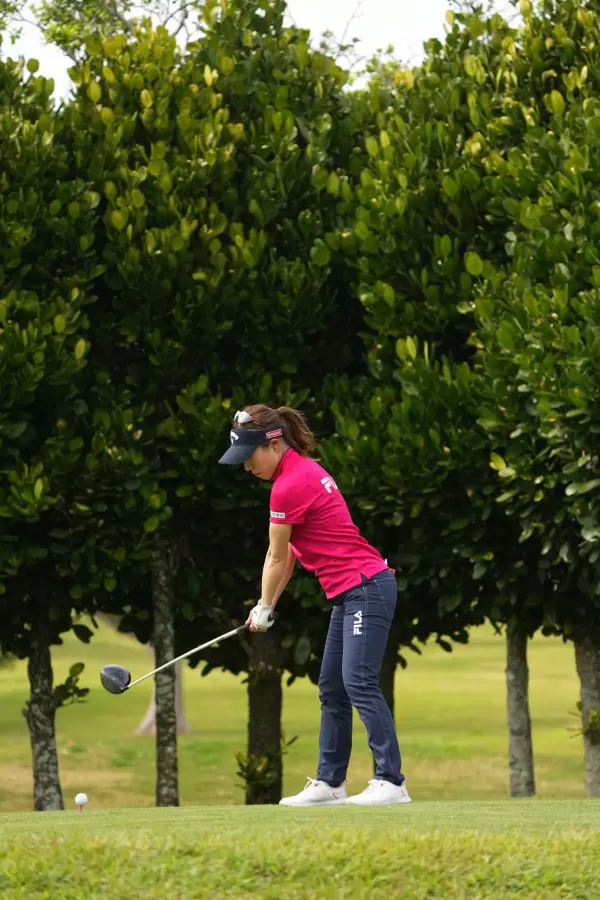 木村彩子のドライバースイング（斜め前方）連続写真【2022年ダイキンオーキッドレディスゴルフトーナメント】