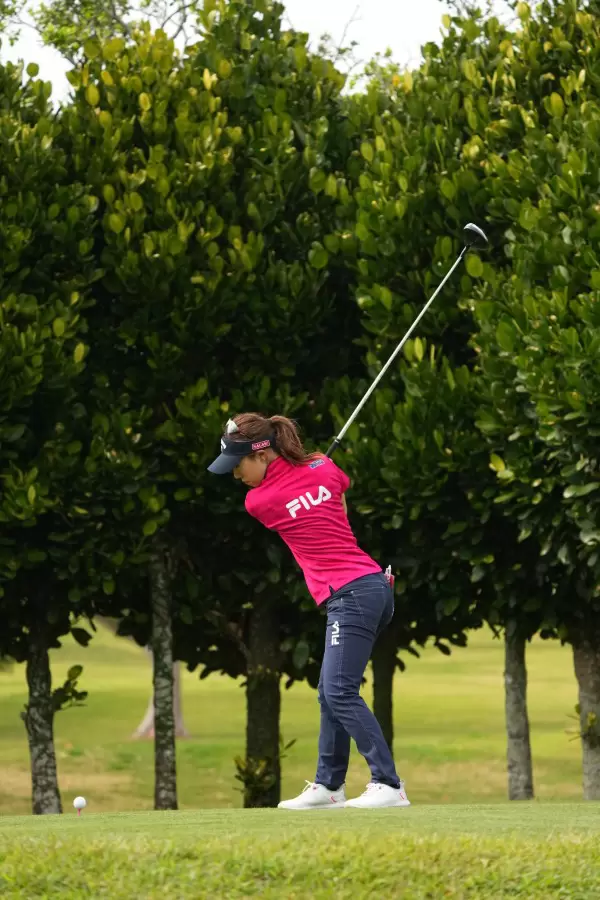 木村彩子のドライバースイング（斜め前方）連続写真【2022年ダイキンオーキッドレディスゴルフトーナメント】