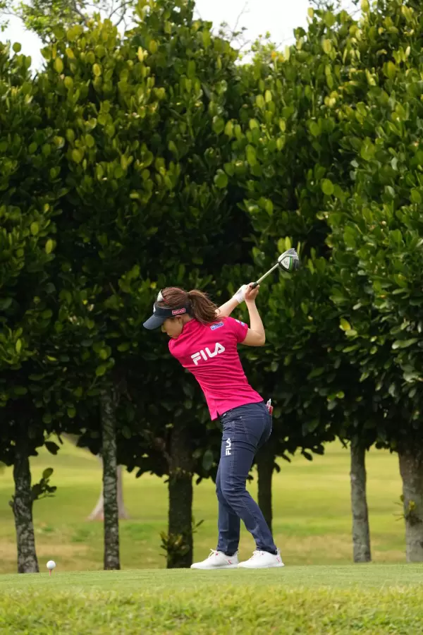 木村彩子のドライバースイング（斜め前方）連続写真【2022年ダイキンオーキッドレディスゴルフトーナメント】