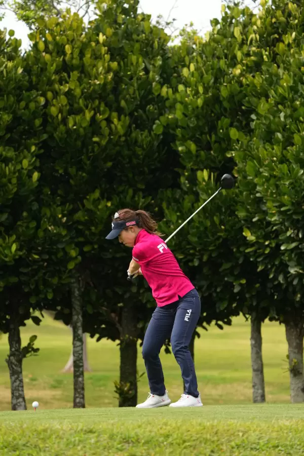 木村彩子のドライバースイング（斜め前方）連続写真【2022年ダイキンオーキッドレディスゴルフトーナメント】