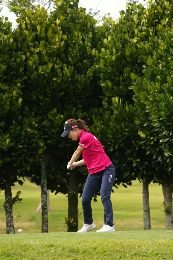 木村彩子のドライバースイング（斜め前方）連続写真【2022年ダイキンオーキッドレディスゴルフトーナメント】