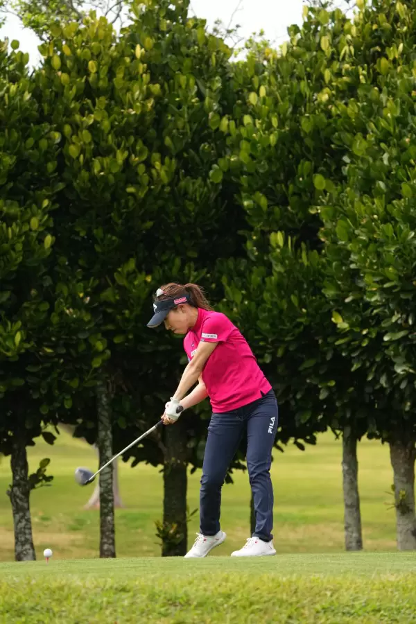 木村彩子のドライバースイング（斜め前方）連続写真【2022年ダイキンオーキッドレディスゴルフトーナメント】