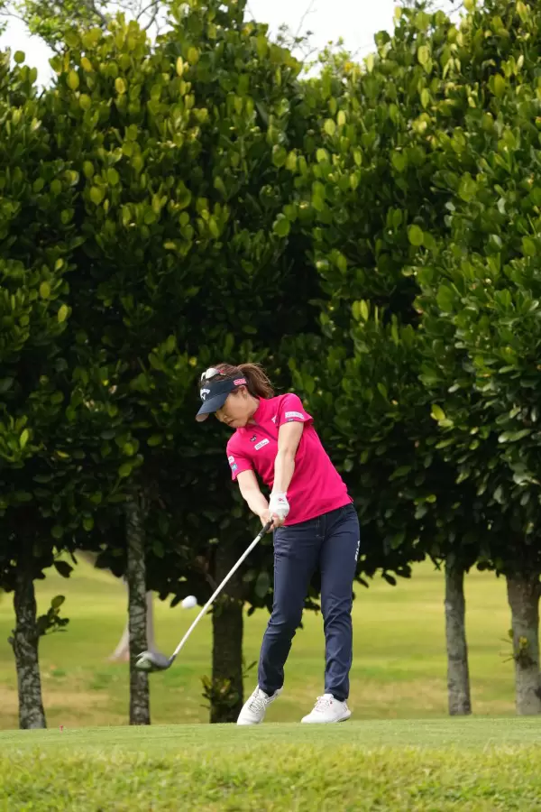 木村彩子のドライバースイング（斜め前方）連続写真【2022年ダイキンオーキッドレディスゴルフトーナメント】