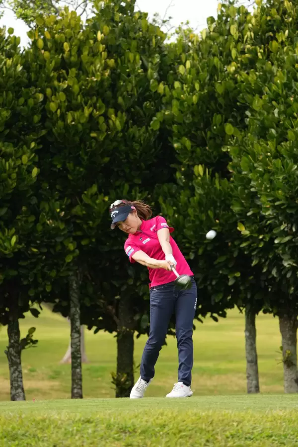 木村彩子のドライバースイング（斜め前方）連続写真【2022年ダイキンオーキッドレディスゴルフトーナメント】