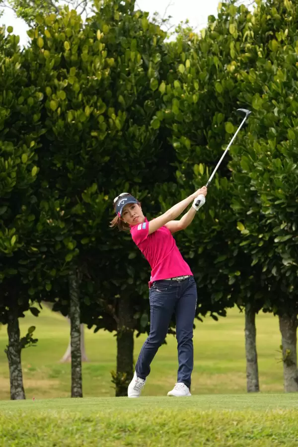 木村彩子のドライバースイング（斜め前方）連続写真【2022年ダイキンオーキッドレディスゴルフトーナメント】