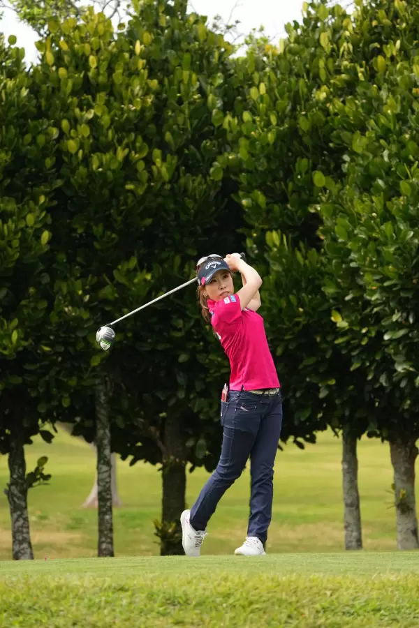 木村彩子のドライバースイング（斜め前方）連続写真【2022年ダイキンオーキッドレディスゴルフトーナメント】