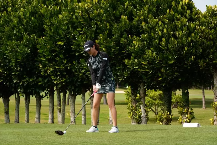 新垣比菜のドライバースイング（斜め前方）連続写真【2022年ダイキンオーキッドレディスゴルフトーナメント】