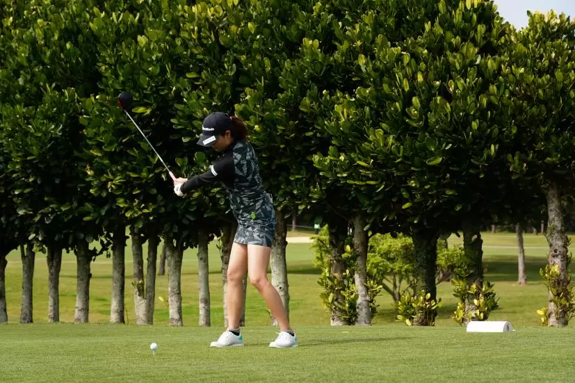 新垣比菜のドライバースイング（斜め前方）連続写真【2022年ダイキンオーキッドレディスゴルフトーナメント】