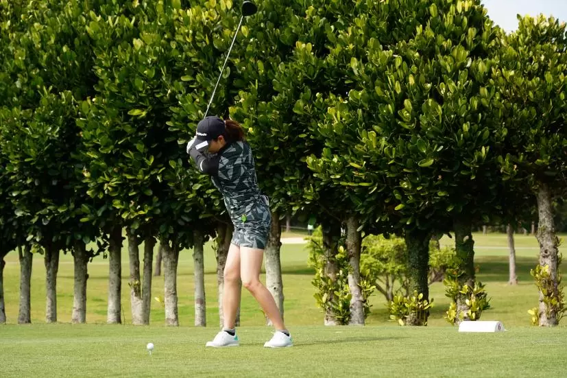 新垣比菜のドライバースイング（斜め前方）連続写真【2022年ダイキンオーキッドレディスゴルフトーナメント】