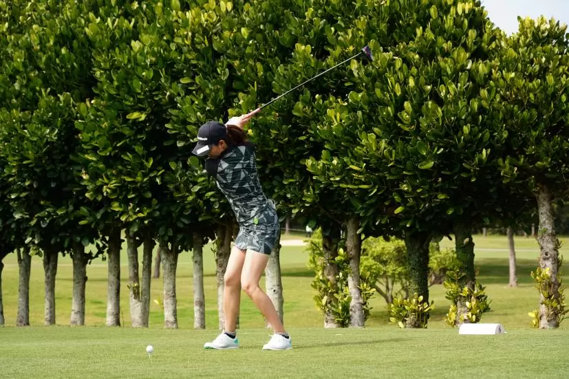 新垣比菜のドライバースイング（斜め前方）連続写真【2022年ダイキンオーキッドレディスゴルフトーナメント】