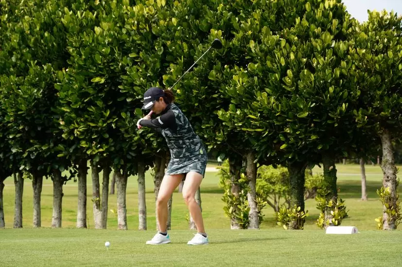 新垣比菜のドライバースイング（斜め前方）連続写真【2022年ダイキンオーキッドレディスゴルフトーナメント】