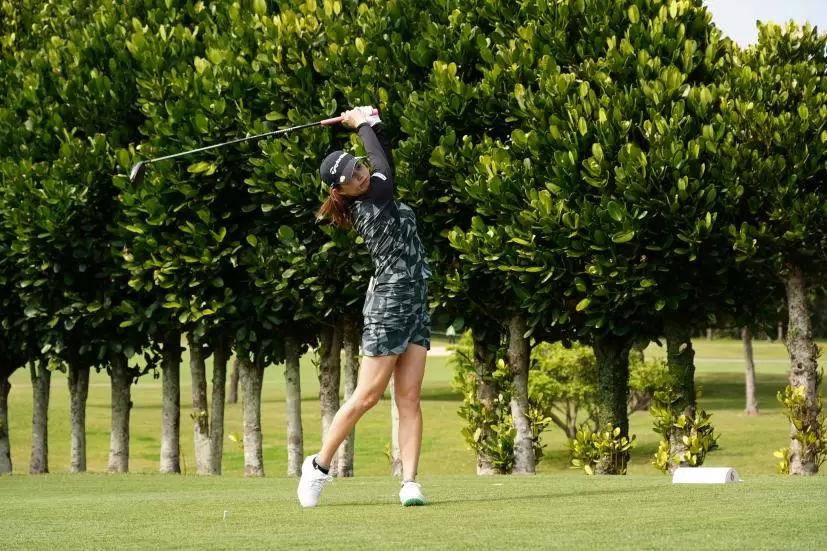新垣比菜のドライバースイング（斜め前方）連続写真【2022年ダイキンオーキッドレディスゴルフトーナメント】