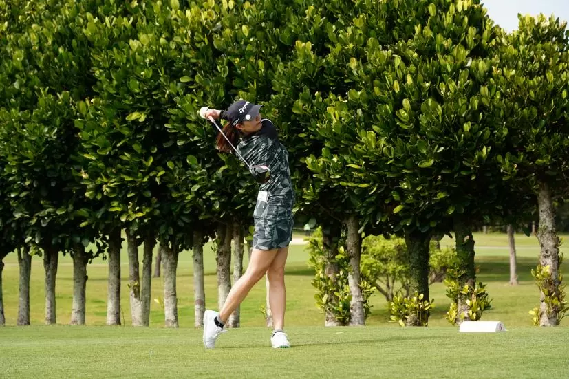 新垣比菜のドライバースイング（斜め前方）連続写真【2022年ダイキンオーキッドレディスゴルフトーナメント】