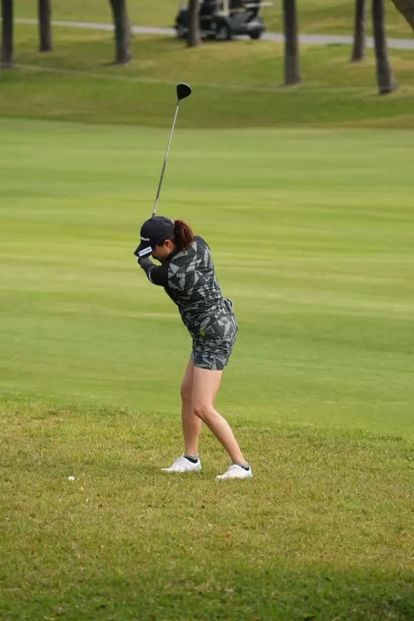 新垣比菜のフェアウェイウッドスイング（ラフ）連続写真【2022年ダイキンオーキッドレディスゴルフトーナメント】