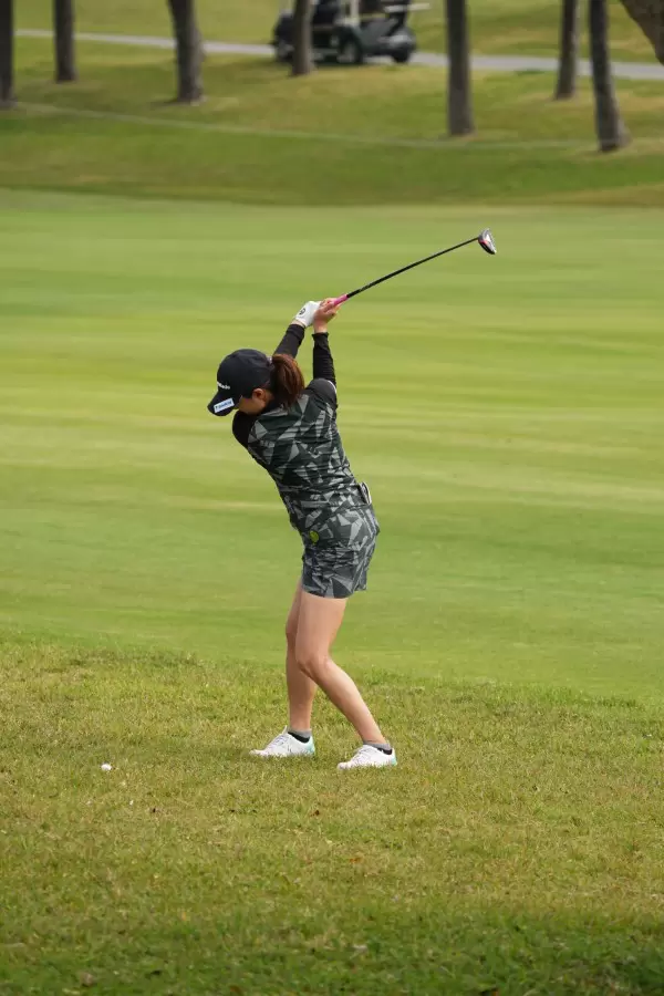 新垣比菜のフェアウェイウッドスイング（ラフ）連続写真【2022年ダイキンオーキッドレディスゴルフトーナメント】