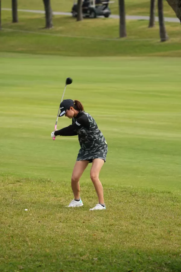 新垣比菜のフェアウェイウッドスイング（ラフ）連続写真【2022年ダイキンオーキッドレディスゴルフトーナメント】