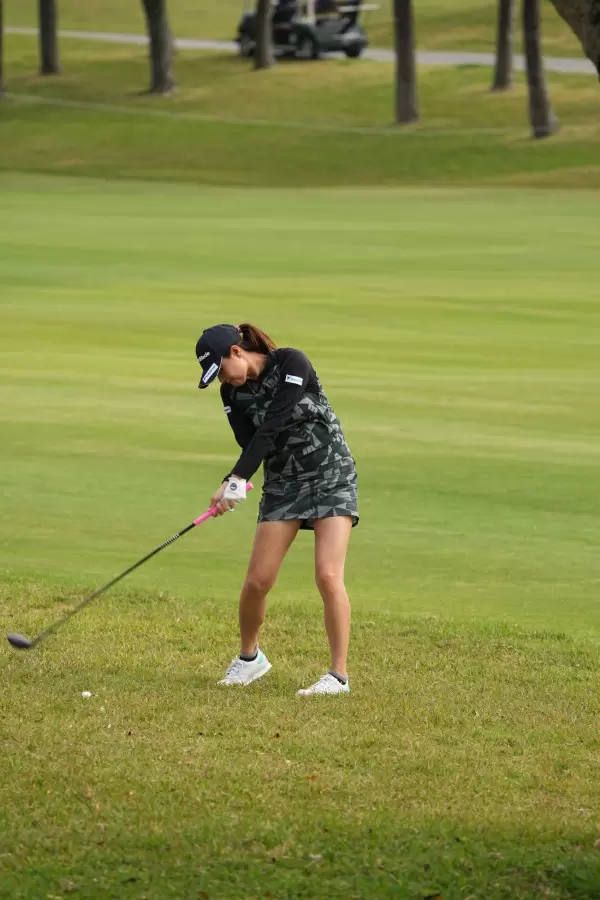 新垣比菜のフェアウェイウッドスイング（ラフ）連続写真【2022年ダイキンオーキッドレディスゴルフトーナメント】